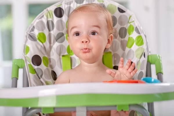 Toddler dziecko jedzenie arbuza — Zdjęcie stockowe