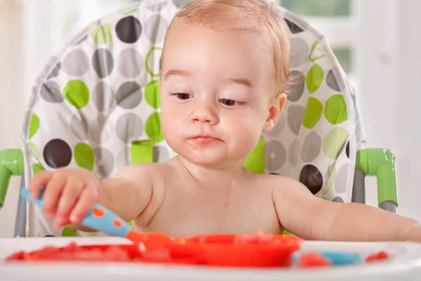 Adorável bebê desfrutar de comer melancia — Fotografia de Stock