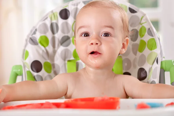 Niño feliz comiendo sandía —  Fotos de Stock