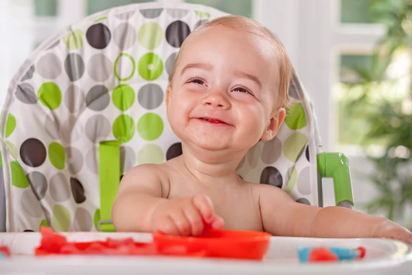 Cute tersenyum bayi menikmati makan semangka — Stok Foto