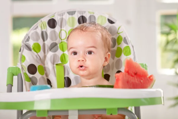 Baby isst Wassermelone — Stockfoto