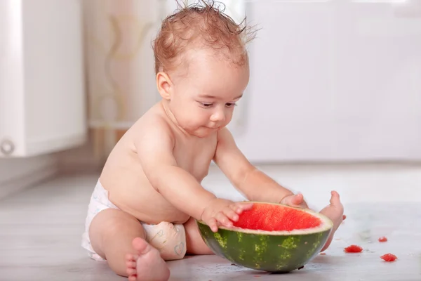漂亮的宝宝坐在厨房吃和玩 waterm — 图库照片