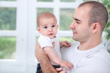 Gülümseyen ve çocuğunu arayan babası olmakla gurur duyuyorum