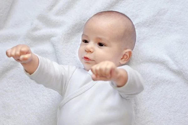 Сильный здоровый ребенок смотрит на кулаки — стоковое фото