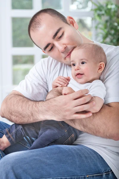 Joven padre disfrutar en casa con su hijo — Foto de Stock