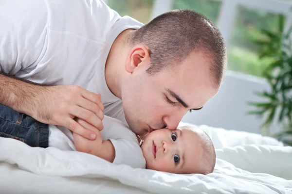 Vader een kus geven aan zijn zoon — Stockfoto