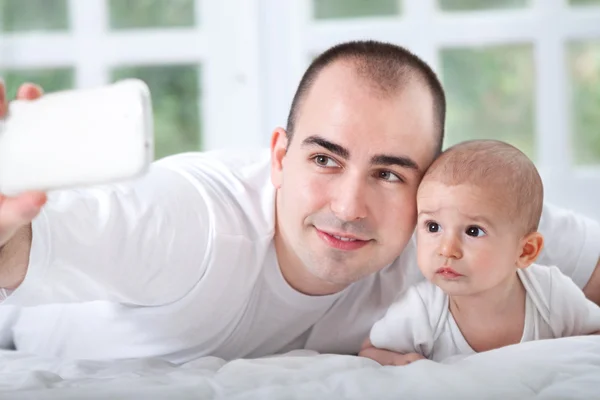 Father and son with mobile taking photo of themself — Stock Photo, Image