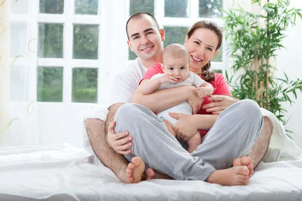 Jovem feliz sorrindo família — Fotografia de Stock