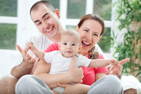Fuuny szczęśliwy uśmiechający się zdjęcie rodziny — Zdjęcie stockowe