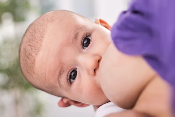 Hermoso bebé lactante amamantando de cerca — Foto de Stock
