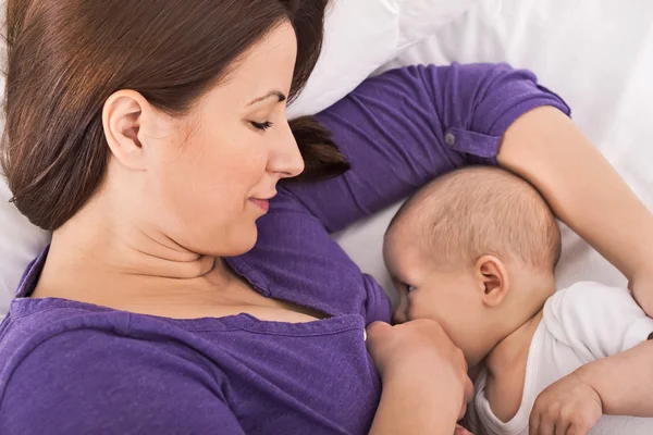 Sorrindo mãe feliz amamentando seu bebê infantil — Fotografia de Stock