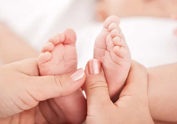 아기 발을 가까이 대한다 — 스톡 사진