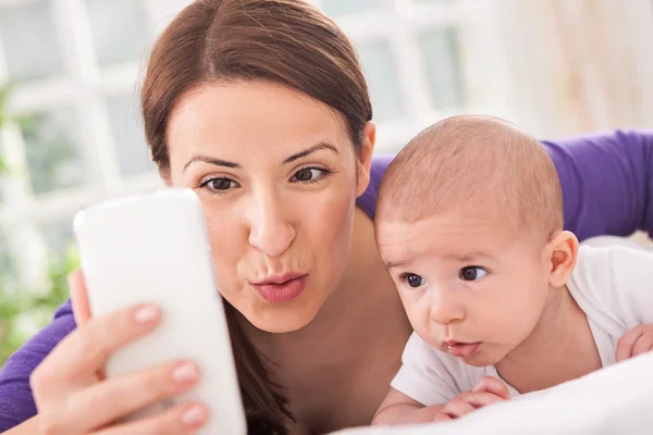 Familie hjemme tar bilde av seg selv – stockfoto