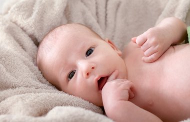 Küçük tatlı bebek yatakta yatıyordu