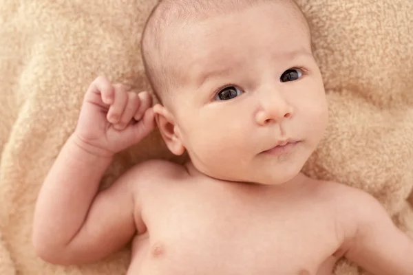 Bébé innocent couché sur une couverture — Photo