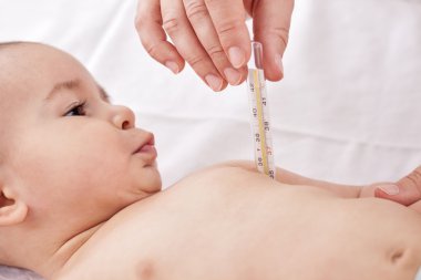Çocuk doktoru bebek sıcaklığını ölçmek