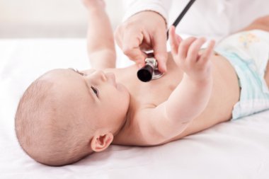 Kadın Doktor muayene bebek
