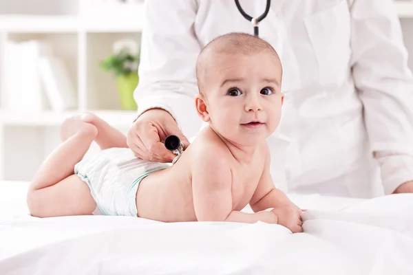 O médico examinando o bebê com estetoscópio — Fotografia de Stock