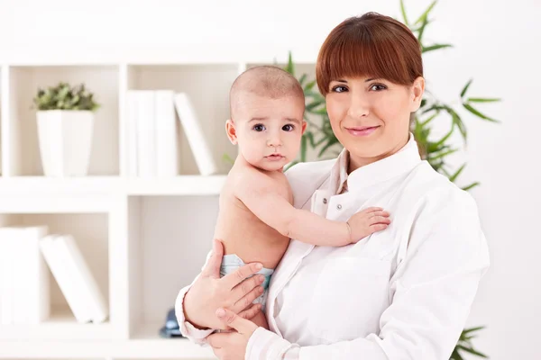 Bebé y médico pediatra —  Fotos de Stock