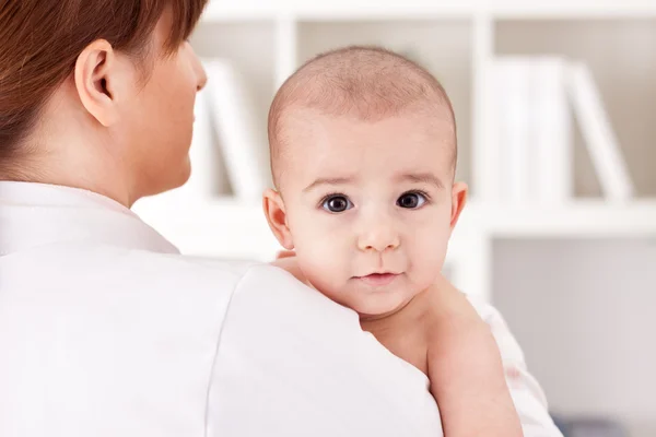 医師小児科医と小さな赤ちゃん子供 — ストック写真