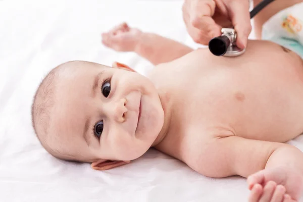 Doktor bebeğin kalp atışları için dinler — Stok fotoğraf