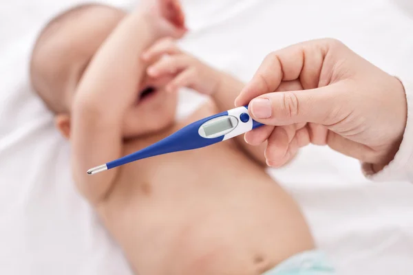 Feber, mäta temperaturen för lilla bebis — Stockfoto