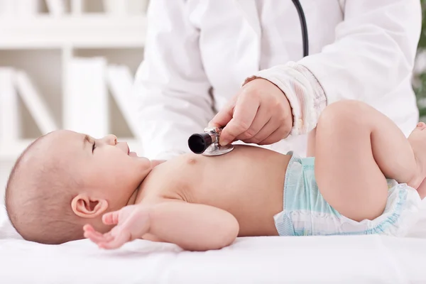 Doctor listens to the baby's heartbeat — Stock Photo, Image