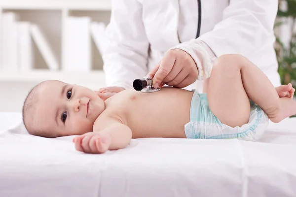 Pediatra médico y paciente niño feliz bebé — Foto de Stock