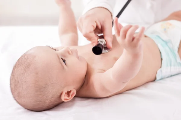 Female doctor examining baby — Stock Photo, Image