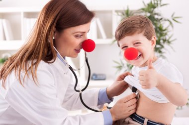 Gülümseyen doktor kadar başarı çocuk parmak ile incelenmesi