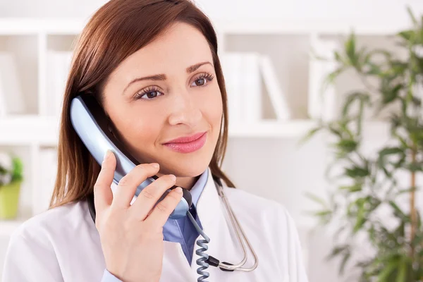Happy smiling female patient doctor provides consultation to her — Stock Photo, Image
