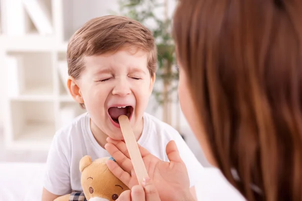 Médico femenino examinando niño — Foto de Stock