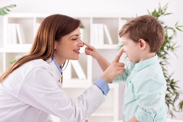 Dokter dan anak-anak menikmati dan bermain bersama menyentuh hidung — Stok Foto