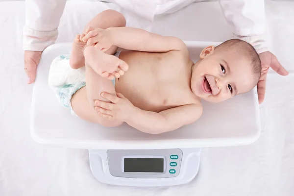 测量微笑美丽舒适的小婴儿 免版税图库照片