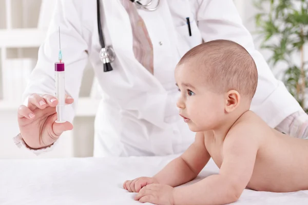 Frightened baby child looking in to the vaccine — Stock Photo, Image