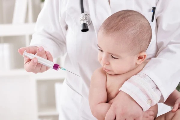 Medico che somministra un vaccino a un bambino — Foto Stock