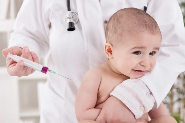 Sorgliga baby mottagande vaccin — Stockfoto