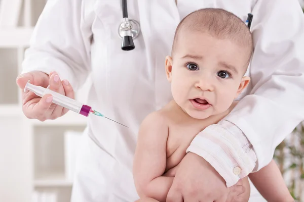 Überraschtes Baby braucht Impfung — Stockfoto