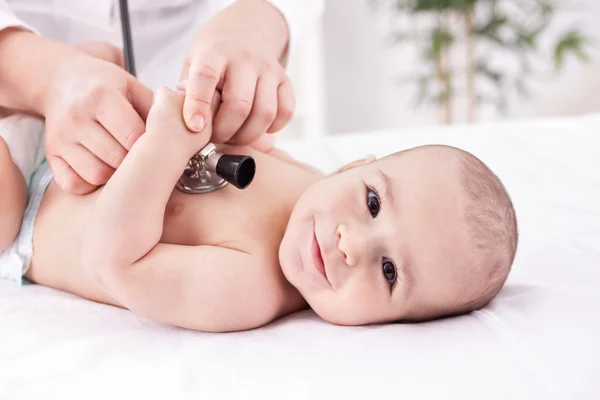 Leende vackra happy baby med barnläkare — Stockfoto