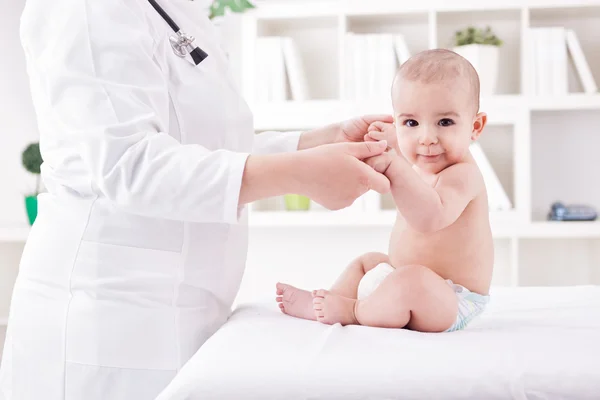 Doutor com bebê fazendo exercícios — Fotografia de Stock