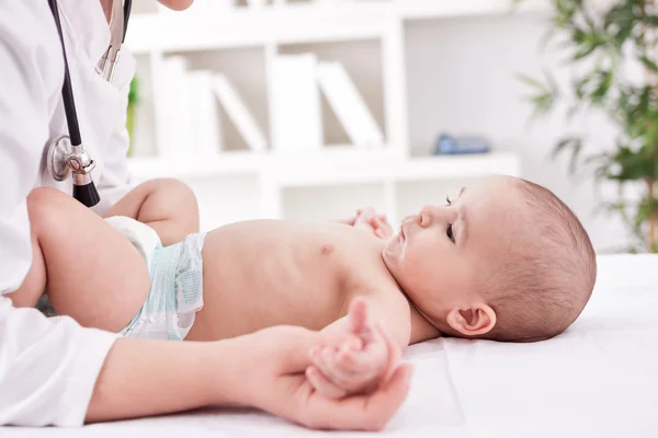 Female doctor practicing with baby — Stock Photo, Image