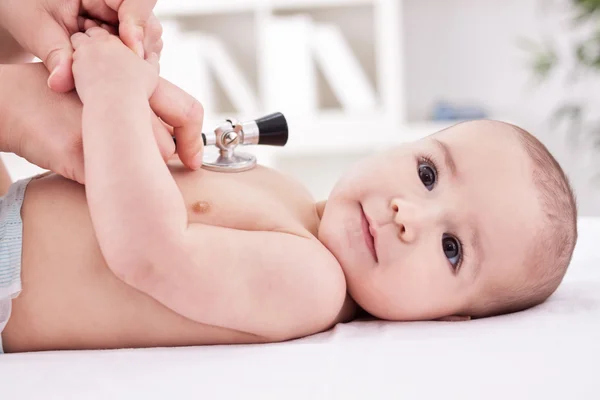 Médica escuta o batimento cardíaco do bebê — Fotografia de Stock