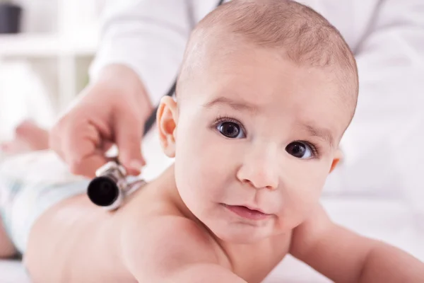 Schönes Baby mit Kinderarzt — Stockfoto