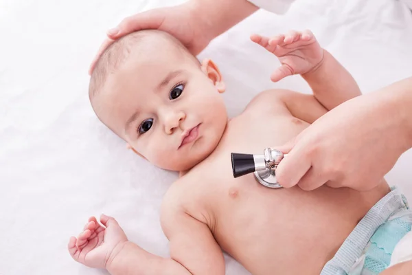 De arts bestuderen baby met stethoscoop — Stockfoto