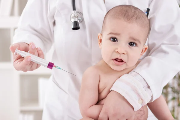 Bayi yang ditekan perlu menerima vaksin. Stok Gambar Bebas Royalti