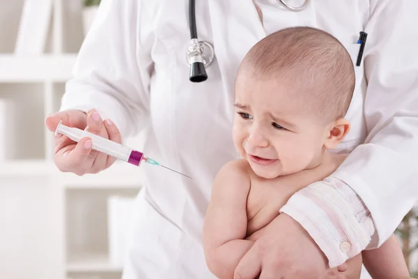 Craying bayi laki-laki kecil menerima vaksin Stok Gambar Bebas Royalti