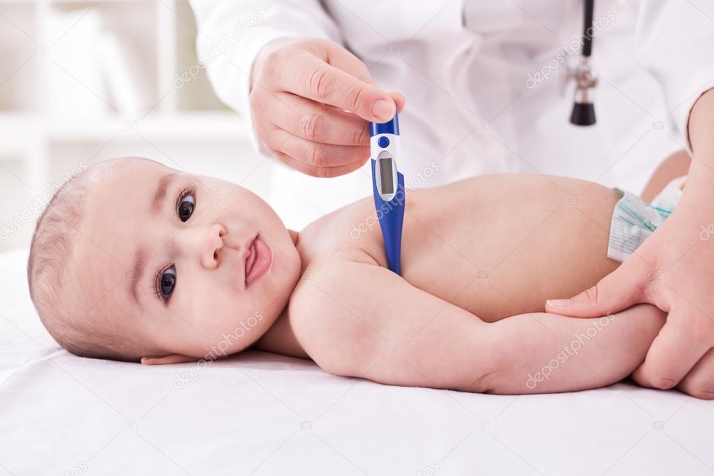 Pediatrician measure the temperature of the baby