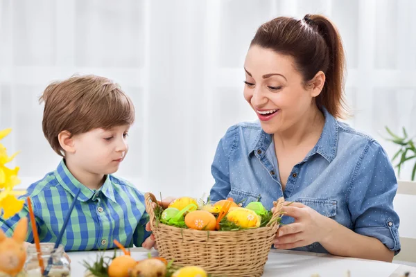 Smiling surprised family looking at easter eggs — Stock Photo, Image