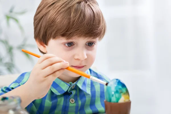 Närbild på barn pojke färg påskägg — Stockfoto