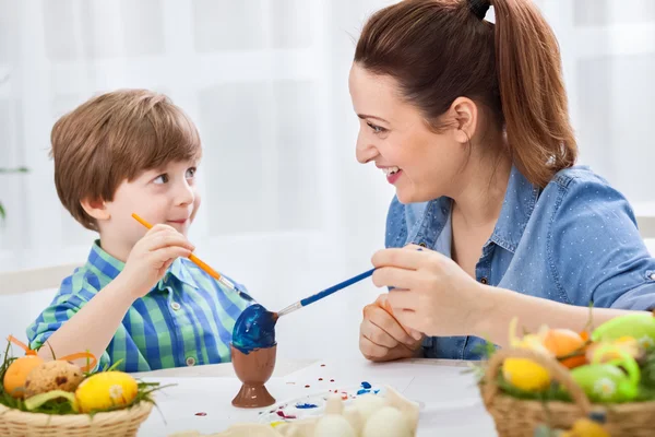 Sorrindo família adorável feliz desfrutar em casa para o tempo de Páscoa — Fotografia de Stock